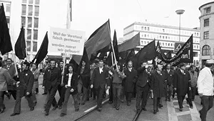 2000 workers, employees and relatives demonstrated in Wuppertal on 18