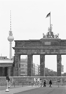 20.11.1988, West Berlin, view of the Brandenburg Tor from the west side, Strasse des 17
