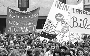 25, 000 called by the peace movement demonstrated against new nuclear missiles
