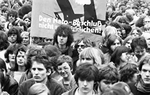 25, 000 called by the peace movement demonstrated against new nuclear missiles