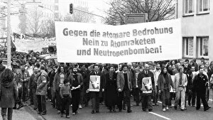 25, 000 called by the peace movement demonstrated against new nuclear missiles