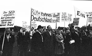 The 2nd meeting of Chancellor Willy Brandt with GDR MP Willi Stoph on 21 May 1971 in Kassel was accompanied by a large