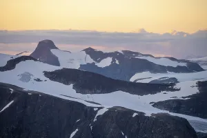 Abendstimmung, Gletscher und Berge im Jostedalsbreen-Nationalpark