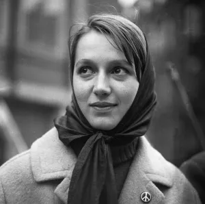 Actress Marlen Diekhoff in 1964 in Hanover as a supporter of the peace movement
