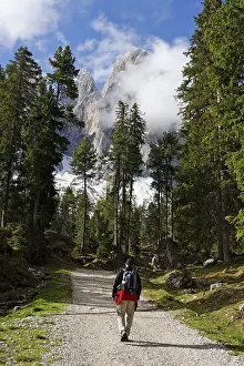 Adolf-Munkel-Weg trail under the Geislerspitzen massif