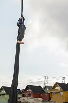 Aerial acrobatics, girls, catch for King Harald as part of the end of coal mining