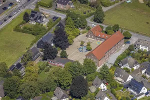Aerial photo, Gregorschule primary school with schoolyard and tree seating area