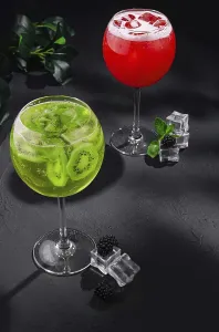 Alcoholic cocktails with kiwi and strawberries