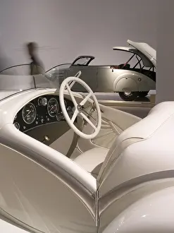 Alfa Romeo 6C Gran Sport in front of aPeugeot 402 Eclipse
