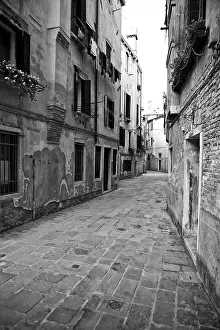 An empty alley, black and white