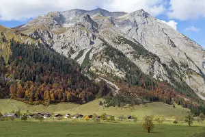 Almdorf Eng, huts in front of autumnal forest and mountain range