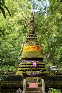 The Alongkon Chedi was built in 1876 CE by King Chulalongkorn (Rama V)
