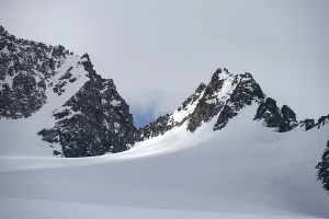 Alpeiner Ferner, mountain ridge in winter with clouds and fog