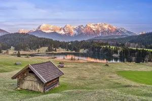 Alpenglow at Geroldsee, lake, hut