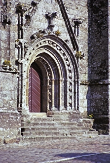 Altes geschnitztes Steinportal einer Kirche oder Kathedrale, Bretagne, Frankreich 1974 Standort nicht bekannt