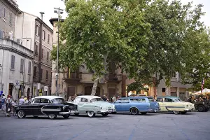 American classic cars parking, Piazza Simoncelli