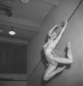 Amy Aaroee. Swedish actress and dancer (1925-2024) Here in her stage costume as she jumps high into the air and is caught in the hundredth of a second when she looks her best. 1947. Kristoffersson ref AA26-7