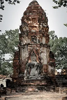 Ancient temple ruins in Wat Choeng Tha
