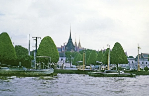 Anlegestelle fuer Boote und buddhistischer Tempel des Smaragdbuddhas oder Wat Phra Kaew, Fluss Chao Phraya, Bangkok, Thailand, 1964, Asia