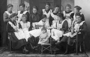 Apprenticeship, sewing women with sewing machine