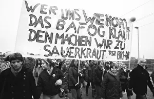 Approx. 100, 000 students from all parts of the Federal Republic demonstrated in 1982 for the retention of