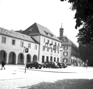 Approx. 1939, 1941, flag-raised building with the Fribourg Tourist Office and a travel agency