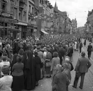 Approx. 1939, 1941, original caption: Homecoming troops
