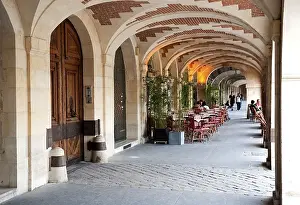 Arcade with a restaurant terrace on the Place des Vosges