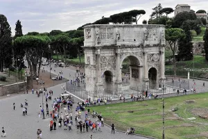 The Arch of Constantine surrounded by tourists in a busy neighbourhood