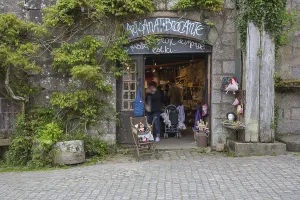 Art shop in Locronan village