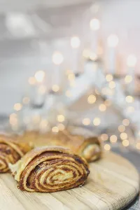 Artistic shot of a cinnamon roll with blurred lights creating a bokeh effect