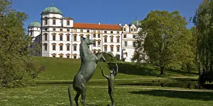 Artwork with the title Hengst Wohlklang in der Freiheitsdressur by Ulrich Conrad in the park of Celle Castle