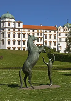 Artwork with the title Hengst Wohlklang in der Freiheitsdressur by Ulrich Conrad in the park of Celle Castle