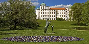 Artwork with the title Hengst Wohlklang in der Freiheitsdressur by Ulrich Conrad in the park of Celle Castle