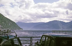 Autos an Bord des Auto- und Passagierfaehrschiffs fHardingen in Kvanndal, Hardanger, Norwegen 1970