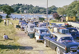 Autos in der Warteschlange vor der Faehre nach Portsmouth, Fishbourne, Isle of Wight, England, UK, 1962