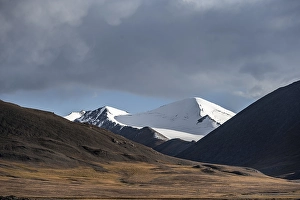 Autumnal plateau with brown grass