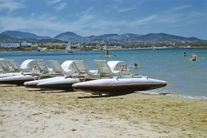 Badegaeste am Sandstrand von Pedalos, Insel Ibiza, Balearen, Spanien, 1950er Jahre