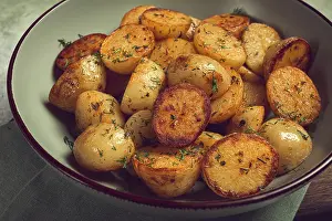 Baked new potatoes, with butter and dill