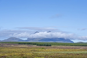 A band of clouds passes by the 849 m high mountain Cul Mor