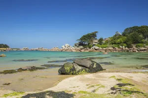 Beach with rocks and sand at the Plage Saint Guirec