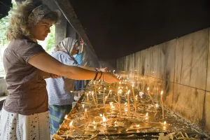 Believers light candles in front of the Romanian-orthodox Catedrala PatriarhalA patriarchal church to mourn the death