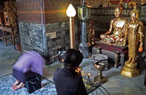 Believers praying, Wat Pho, Bangkok