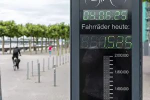Bicycle counter on the Rhine promenade - Dusseldorf