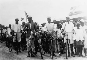 Bicyclists who came to Urlikanchan (near Pune) in order to meet Mahatma Gandhi, 1946
