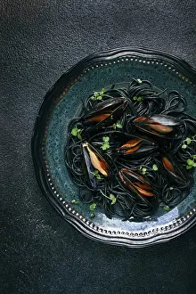 Black spaghetti, nori pasta, with mussels