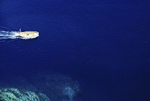 Blick auf ein kleines offenes Boot im tiefblauen Meer, Insel Ibiza, Balearische Inseln, Spanien, 1950er Jahre