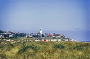 Blick ueber die Suempfe zum Leuchtturm und zur Stadt, Southwold, Suffolk, England, UK Juli 1971
