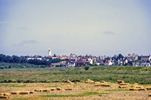 Blick ueber die Suempfe zum Leuchtturm und zur Stadt, Southwold, Suffolk, England, UK Juli 1971