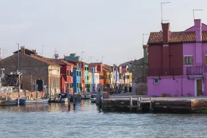 Blick vom Meer, bunte Hauser in Burano